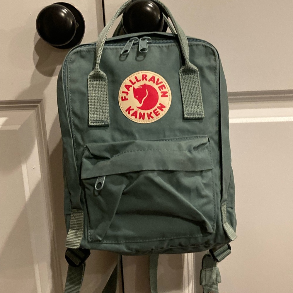 FJALLRAVEN Kanken Mini Classic Backpack for Everyday Frost Green 23561, EUC